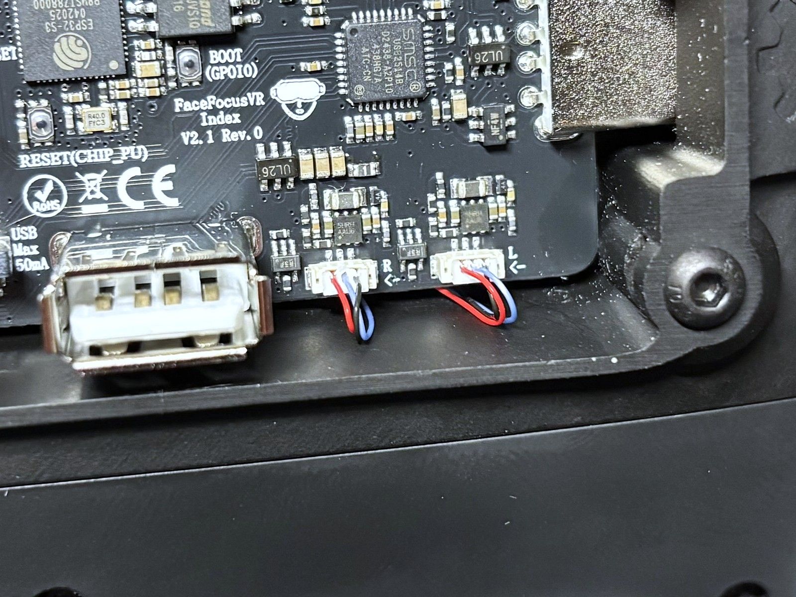 LED connector with the metal contacts facing down