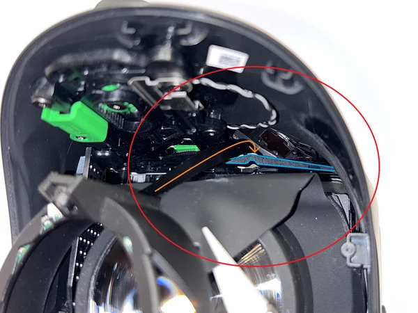 Guiding the right ribbon cable behind the plastic part