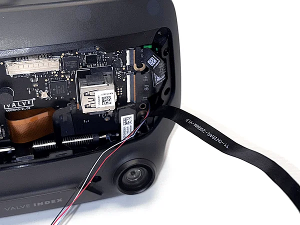 Connecting the LED cable to the eye module