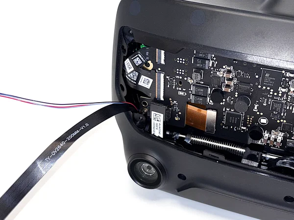 Connecting the right LED cable to the eye module